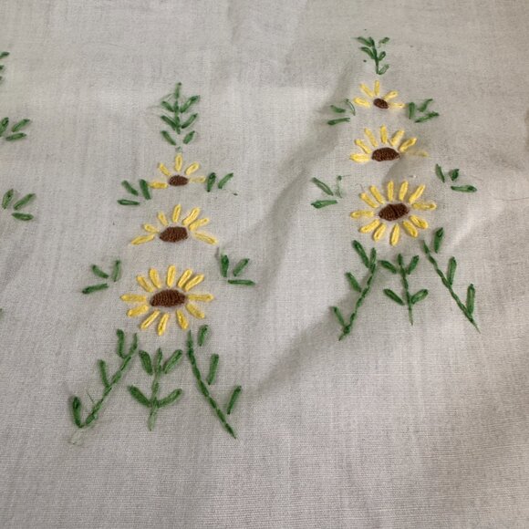 Vintage Hand-Embroidered Daisy Pillowcase – White with Yellow Floral Detail - Picture 3 of 3